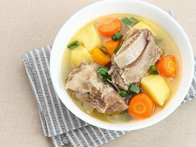 Sop Iga Sapi Hangat yang Menghampiri Setiap Pagi di Jeruklegi